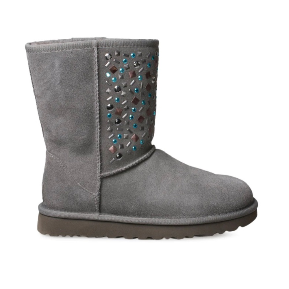 UGG CLASSIC SHORT STUD II CHARCOAL